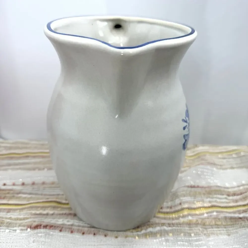 Vintage Pfaltzgraff Yorktowne Blue Floral Stoneware Pitcher 7" x 8" Farmhouse - Picture 4 of 8